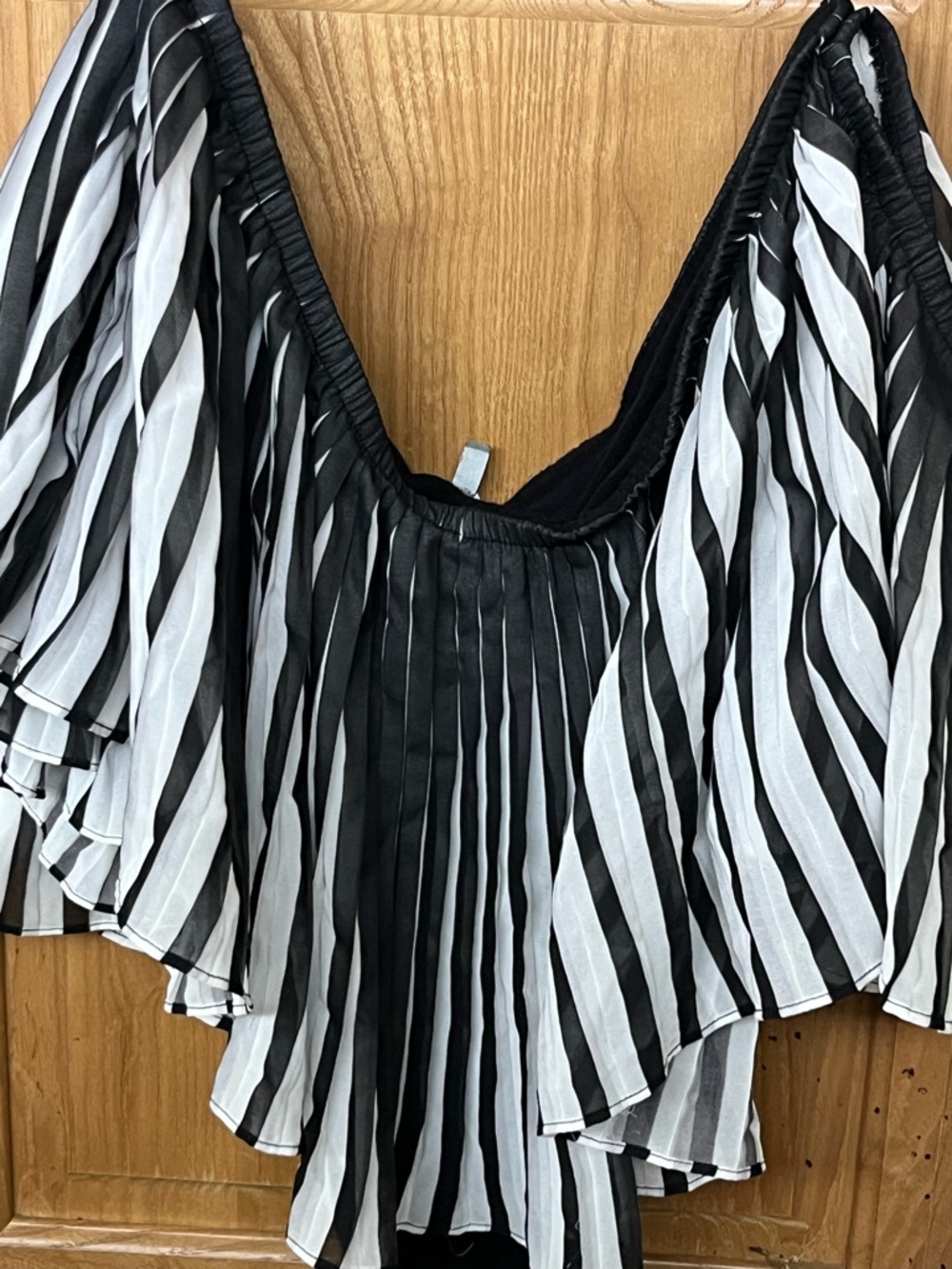 Charlotte Russe XLWomen’s Black and White Striped Pleated Off-Shoulder Top
